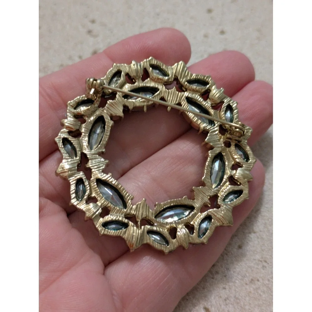 Vintage Christmas Wreath Brooch In Green Holly And Red Berry Stones Rhinestone